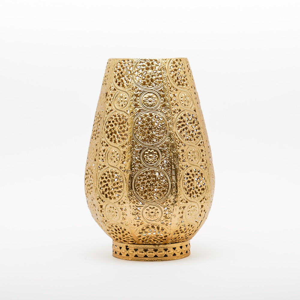 Vaso portacandela Oro 24X24X34CM. Complemento d'arredo adornato da decori dall'aspetto orientale, grazie ai suoi fori basta posizionare una candela al suo interno per creare un gioco di luci mozzafiato. In vendita sullo shop di Silani.
