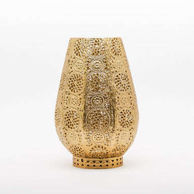 Vaso portacandela Oro 24X24X34CM. Complemento d'arredo adornato da decori dall'aspetto orientale, grazie ai suoi fori basta posizionare una candela al suo interno per creare un gioco di luci mozzafiato. In vendita sullo shop di Silani.