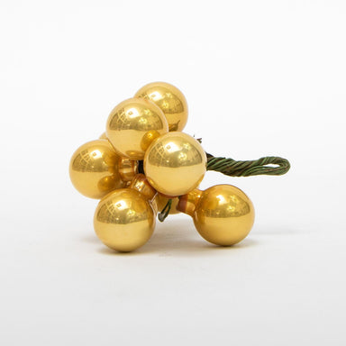 Bouquet 12 palline di Natale da 2CM colore oro unite da filo metallico verde. Perfette per creare composizioni floreali e per decorare ghirlande e festoni giocando con le tonalità di colore. Confezionate singolarmente in box di plastica trasparente. Scopri i nostri articoli su Silani Srl.
