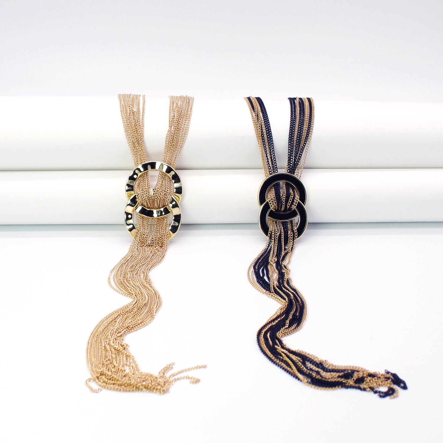 Collana Lunga Elegante Donna, dotata di anelli con fili intrecciati in doppio colore oro e nero, venduta in confezioni da 20 pezzi in modelli assortiti, sorprese per pasqua, idea regalo per feste ed eventi a tema. Scopri i nostri prodotti su De Luca Collection.