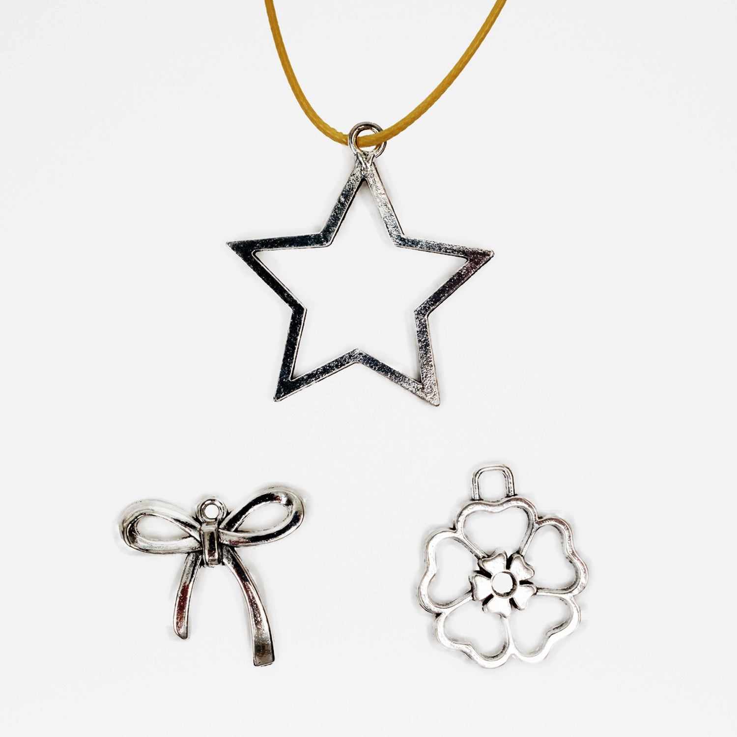 Ciondoli argentati con collana colorata, sorprese uova di pasqua, gadget