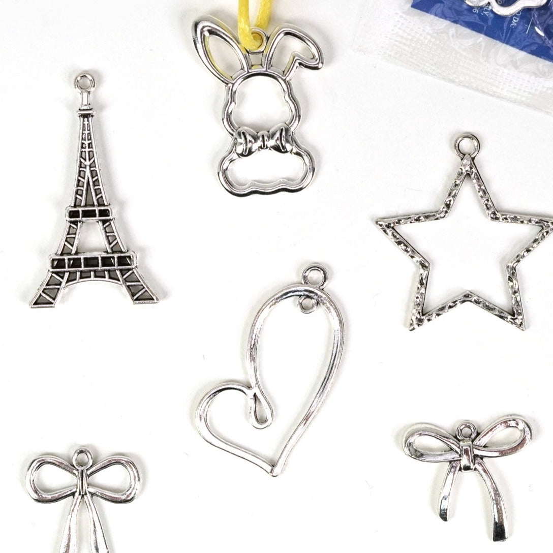 Ciondoli argentati con collana colorata, sorprese uova di pasqua, gadget