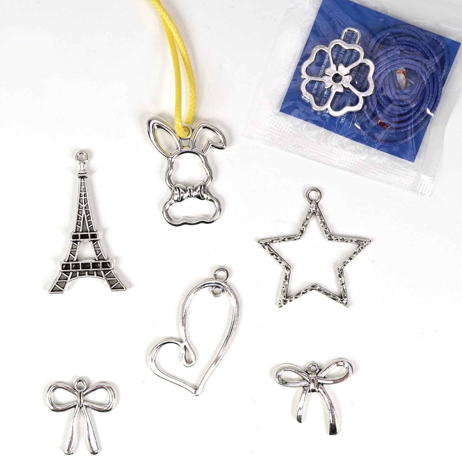 Ciondoli argentati con collana colorata, sorprese uova di pasqua, gadget