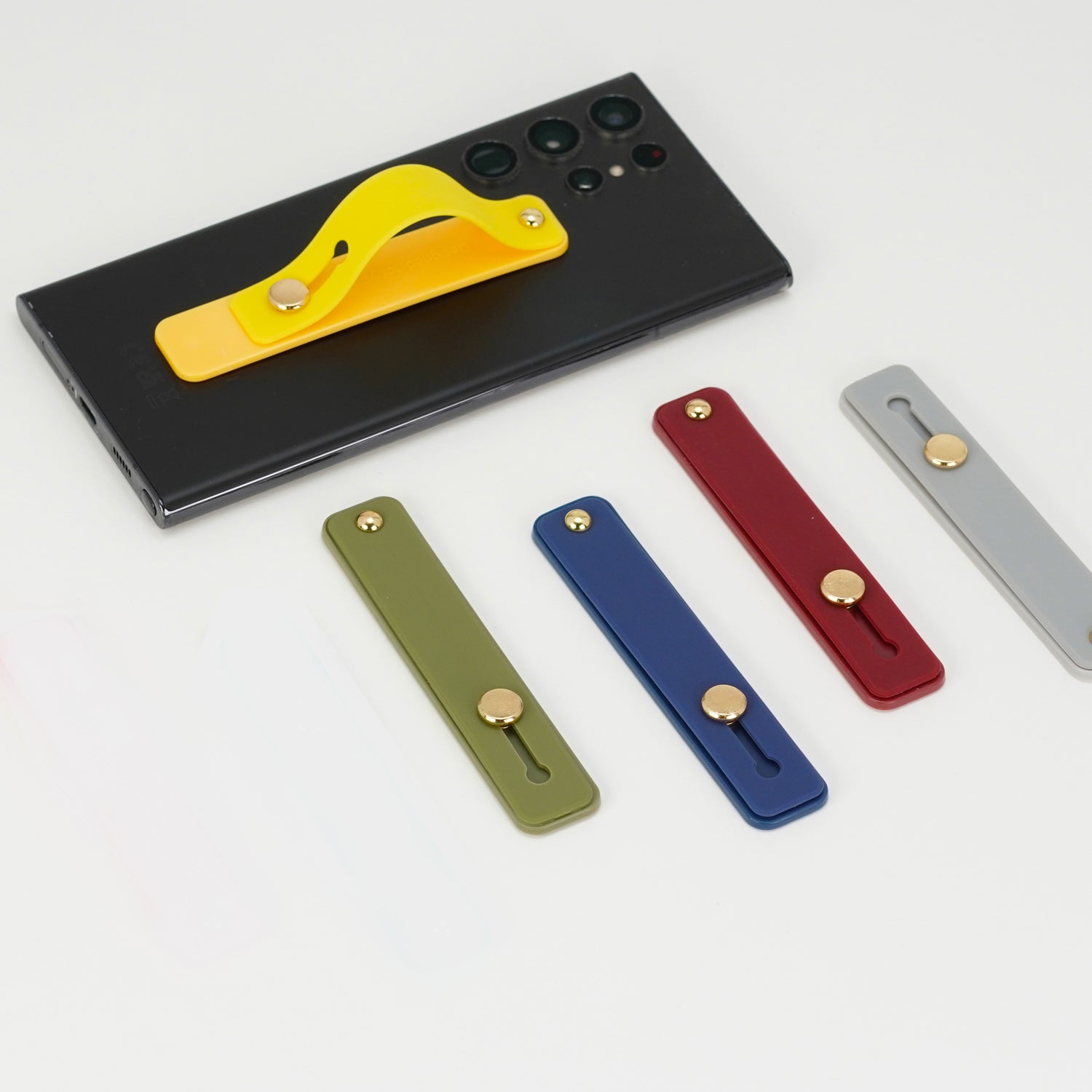 Supporto per cellulare dal design elegante, dotato di anello e adesivo per il fissaggio allo smartphone. Utilizzabile sia come supporto che come portacellulare. Venduto in cartone da 18 pezzi in colori assortiti, sorprese per uova di pasqua, gadget per feste ed eventi. Scopri i nostri prodotti su De Luca Collection.