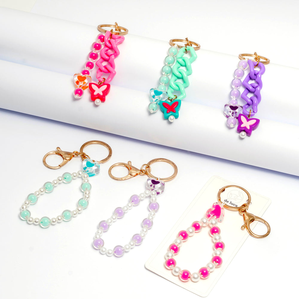 Portachiavi Donna con charms pendenti a forma di cuore, perline , farfalla e fiori in plastica colorata, venduto in confezioni da 18 pezzi in colori e modelli assortiti, sorprese per pasqua, accessori per uomo, idea regalo per feste ed eventi a tema.. Scopri i nostri prodotti su De Luca Collection.