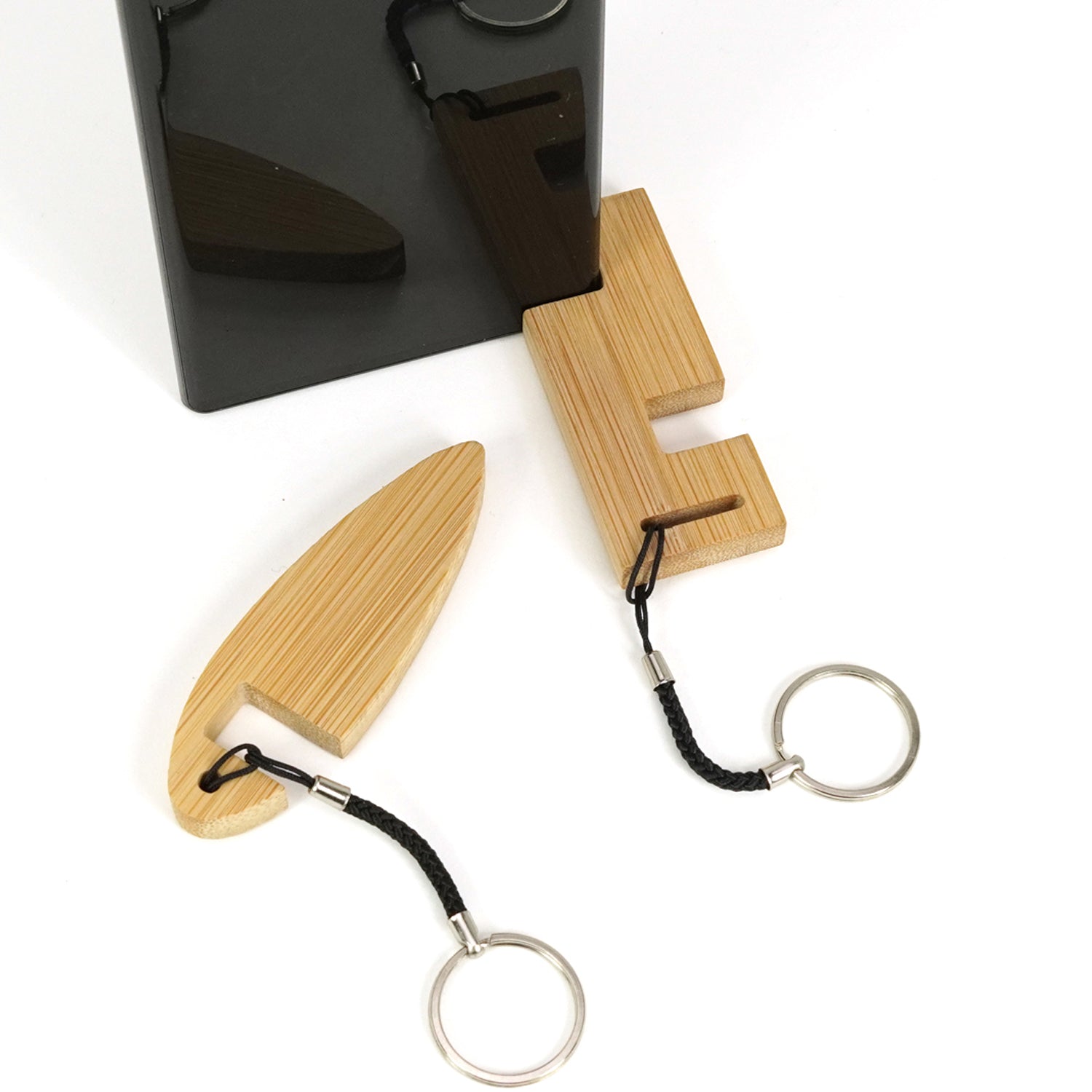 Supporto per cellulare in legno. Venduto in cartone da 10 pezzi in soggetti assortiti, sorprese per uova di pasqua, gadget per feste ed eventi. Scopri i nostri prodotti su De Luca Collection.