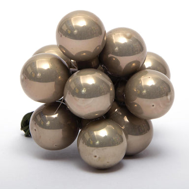 Bouquet 12 palline di Natale da 2CM colore Fumè unite da filo metallico verde. Perfette per creare composizioni floreali e per decorare ghirlande e festoni giocando con le tonalità di colore. Confezionate singolarmente in box di plastica trasparente. Scopri i nostri articoli su Silani Srl.