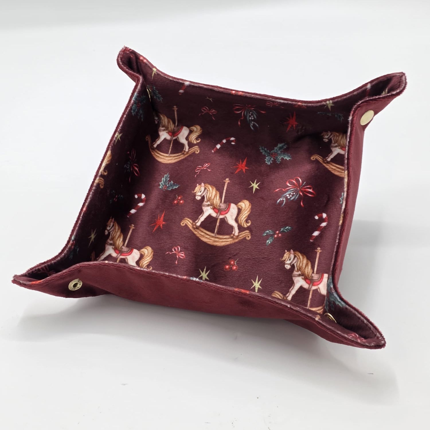 Svuota tasche color bordeaux decorato con Carosello, decorazione Natalizia.