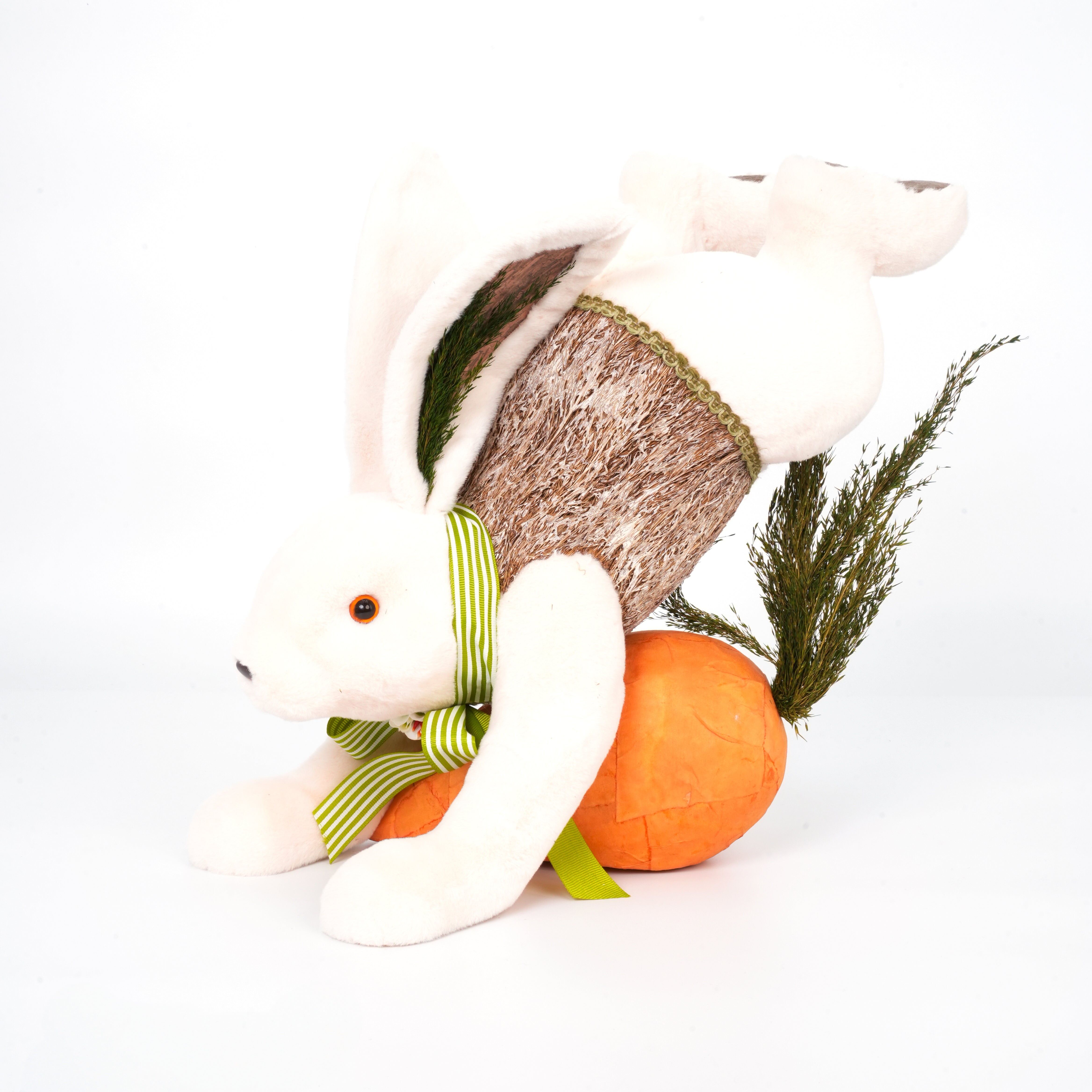 Coniglio decorativo che gioca su una carota, effetto peluche, 36x24x36 , decorazioni pasquali