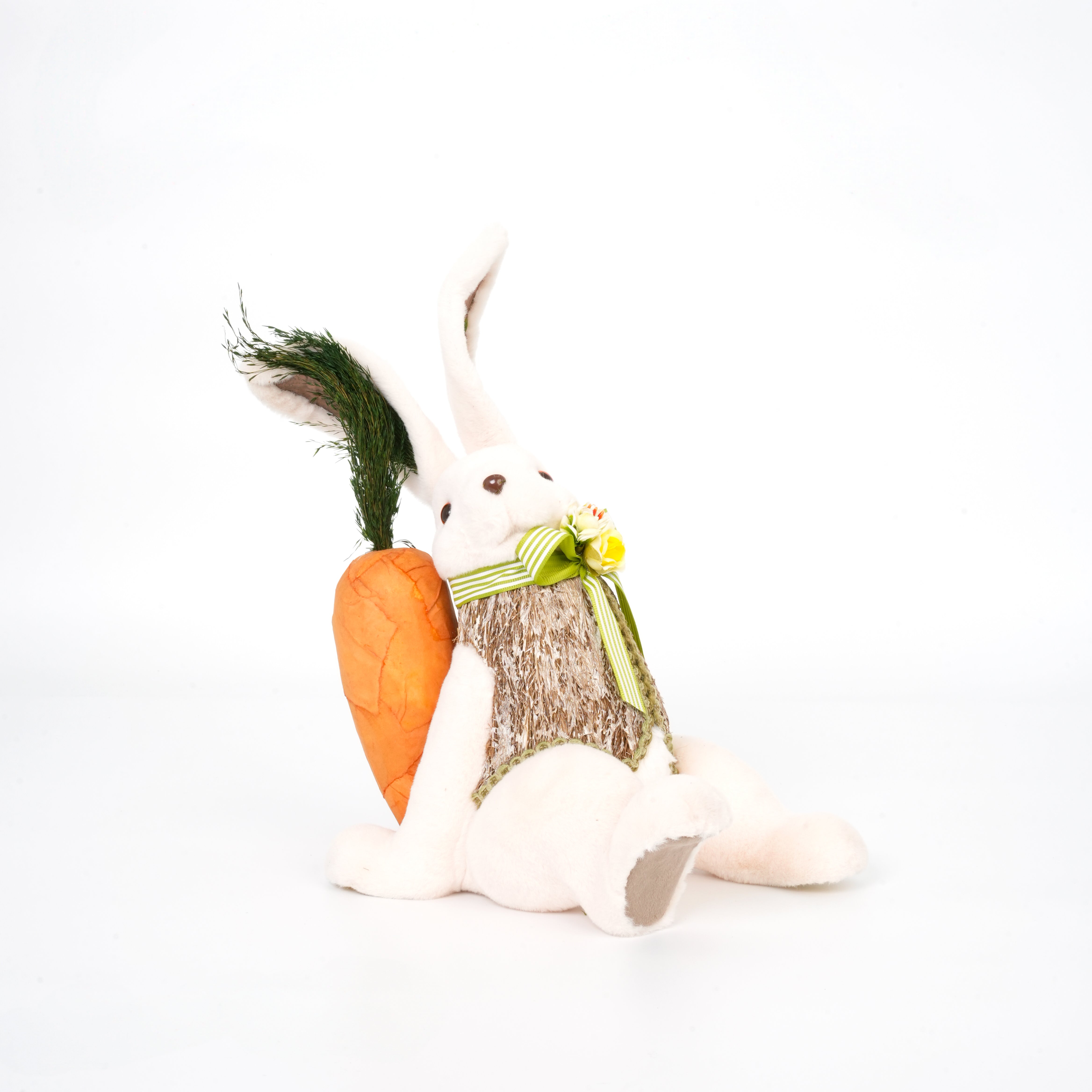Coniglio decorativo seduto con carota effetto peluche, 24x14x21, decorazioni pasquali