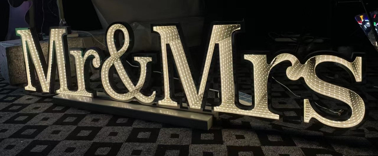 Scritta Mr&Mrs infinity 180x60CM Luce Bianca