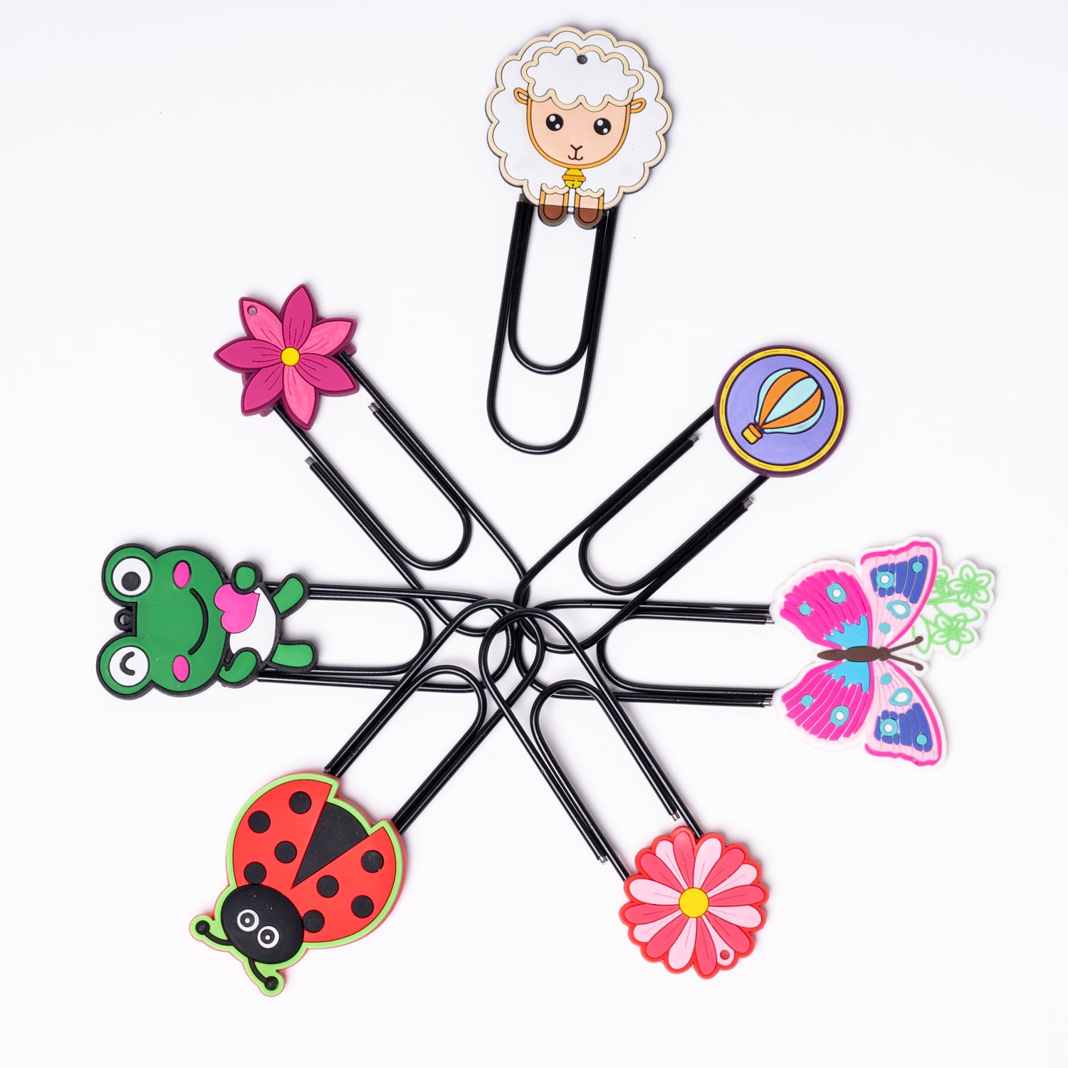 Fermacarte clips con simpatici personaggi in gomma colorata, venduto in cartone da 600 pezzi in soggetti e colori assortiti, sorprese per uova di pasqua, gadget feste per bambini, cancelleria. Scopri i nostri prodotti su De Luca Collection.