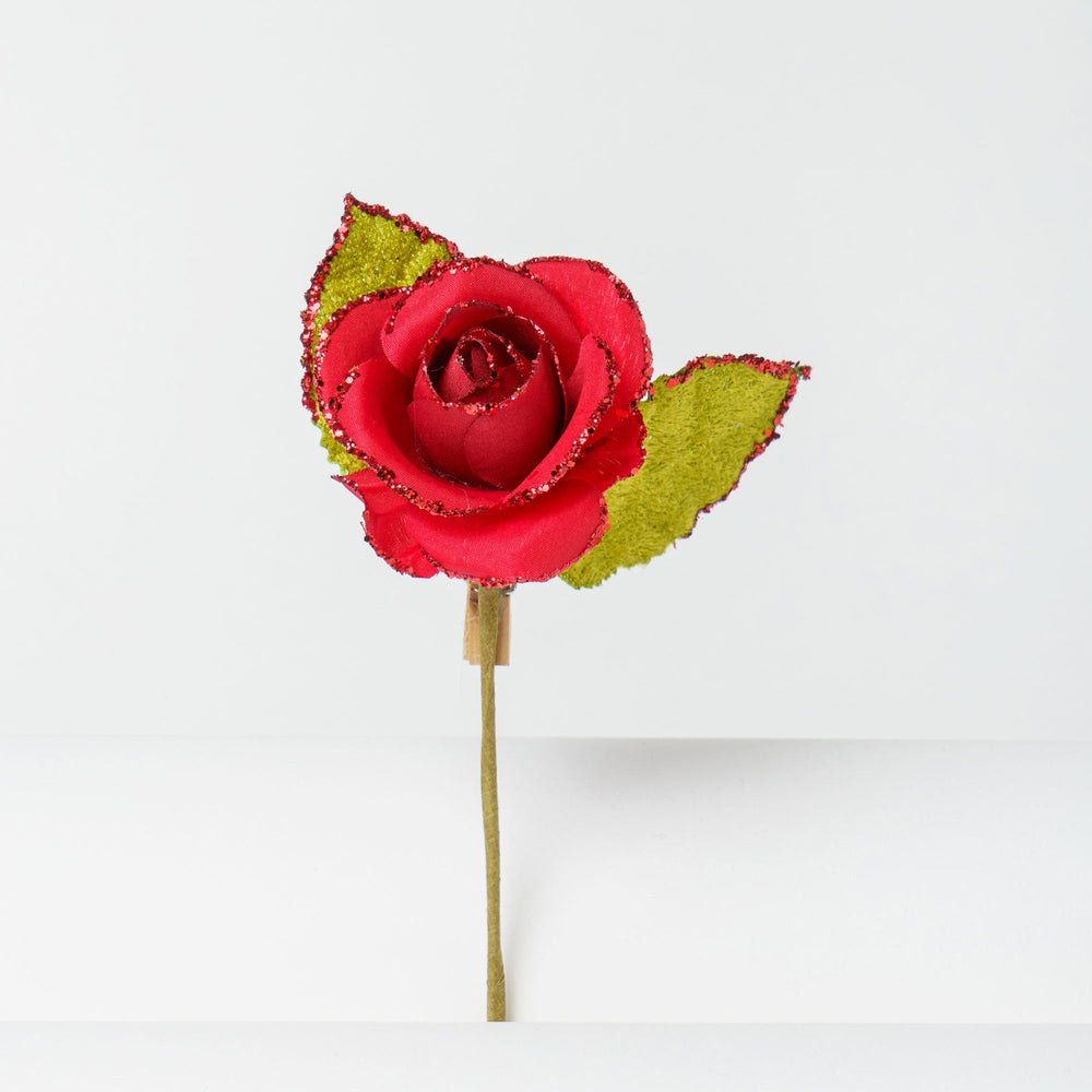 Pick rosa rossa artificiale con glitter a gambo corto,  dotato di molletta sul retro utile per creare confezioni regalo, bomboniere a tema e chiudipacco. Elegante decoro ideale come fantastico segna posto per i tuoi eventi e composizioni natalizie. Scopri i nostri articoli su Silani Srl.