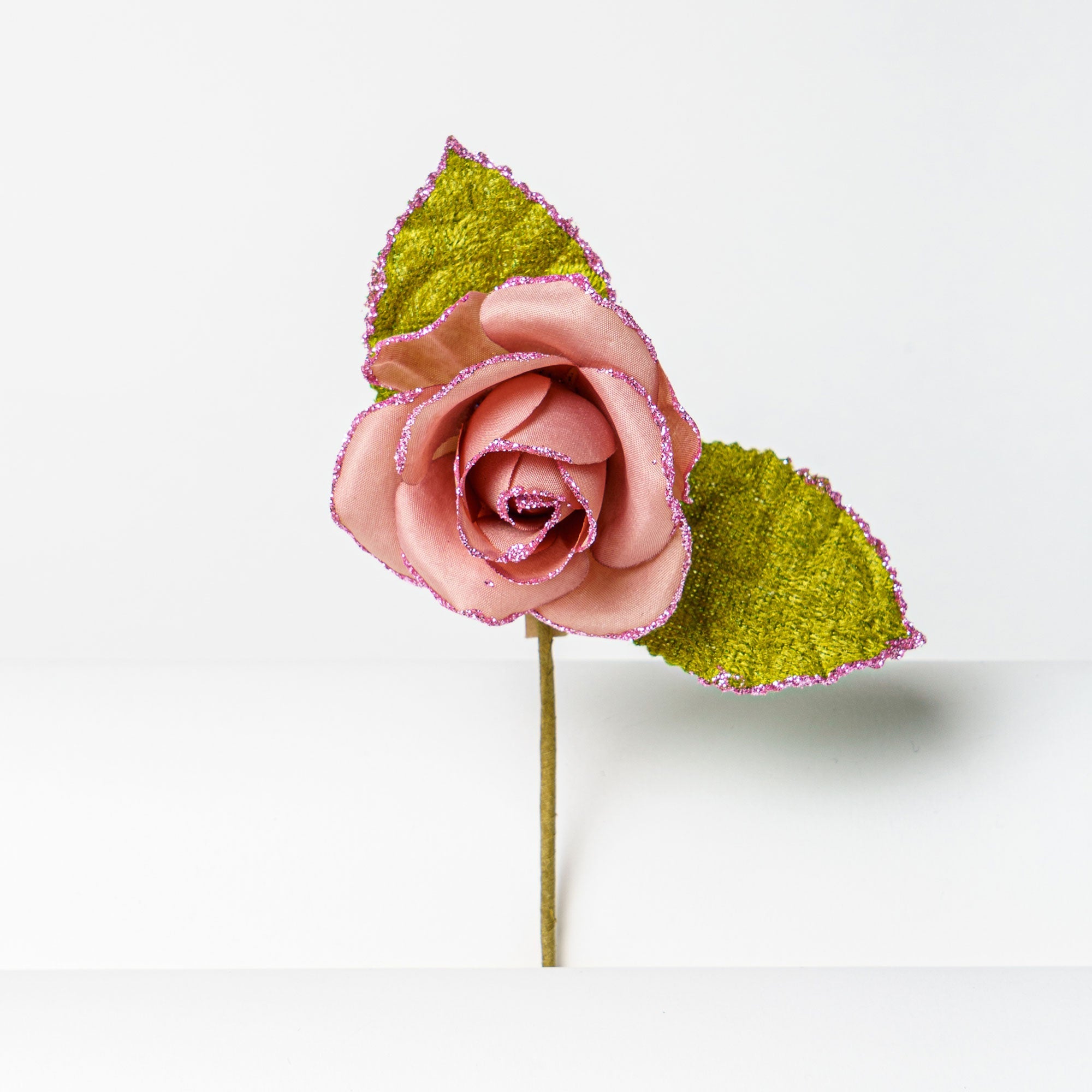 Pick rosa Cipria artificiale con glitter a gambo corto,  dotato di molletta sul retro utile per creare confezioni regalo, bomboniere a tema e chiudipacco. Elegante decoro ideale come fantastico segna posto per i tuoi eventi e composizioni natalizie. Scopri i nostri articoli su Silani Srl.