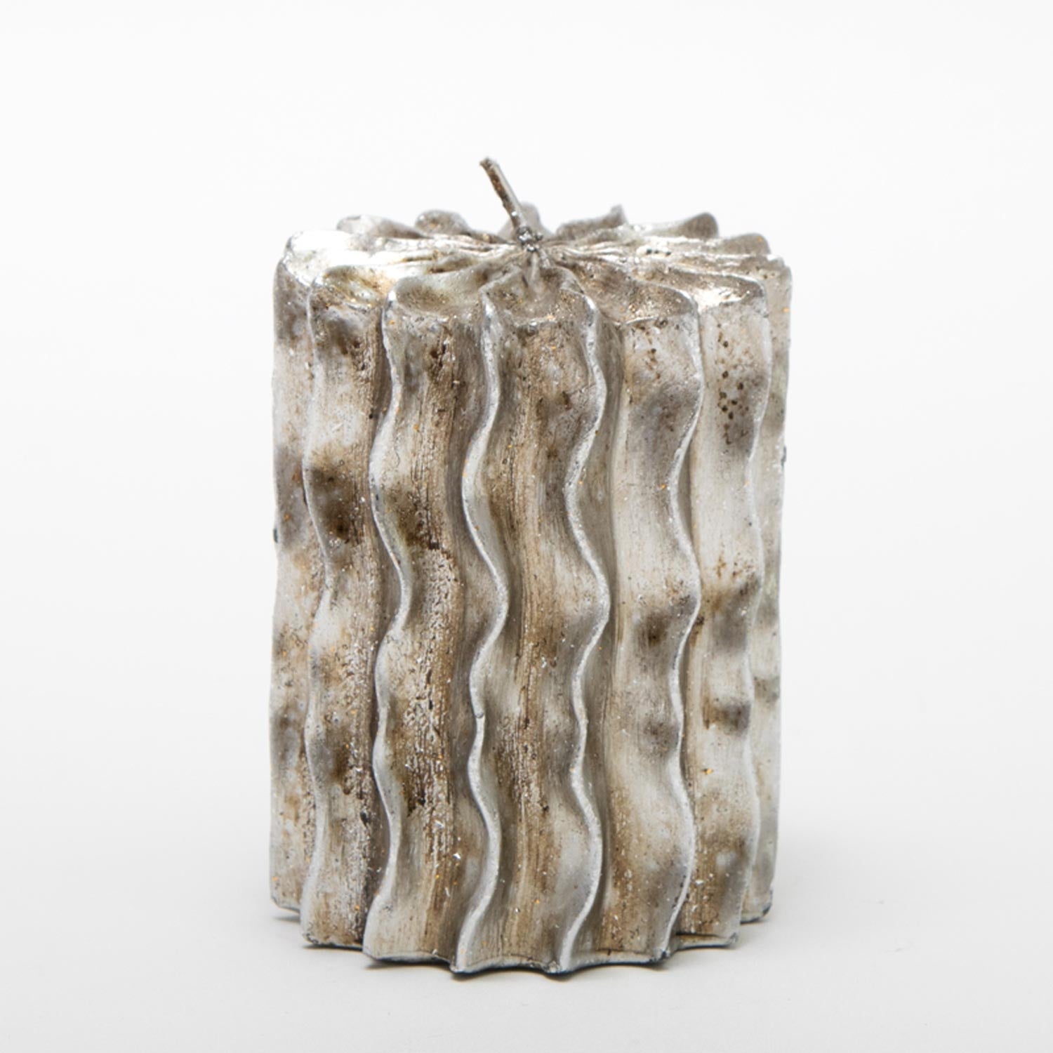 Candela cilindrica ondulata Argentata Piccola, finitura opaca Ø 7cm x 10 cm, la forma a colonna richiama l' eleganza e la modernità. Un must-have degli accessori e complenti d' arredo. Scopri i nostri articoli su Silani Srl.