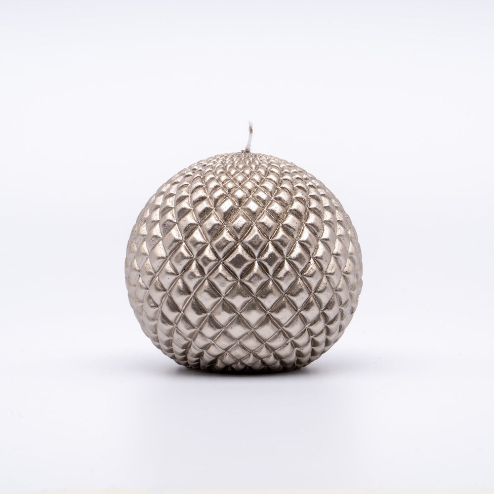 Candela decorativa laccata argento a forma di sfera Ø 8 cm, con rifiniture a forma di rombi a rilievo, perfetta come bomboniera e accessorio d'allestimento per eventi a tema. Perfetta per accompagnare composizioni floreali. Scopri i nostri articoli su Silani srl.