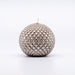 Candela decorativa laccata argento a forma di sfera Ø 8 cm, con rifiniture a forma di rombi a rilievo, perfetta come bomboniera e accessorio d'allestimento per eventi a tema. Perfetta per accompagnare composizioni floreali. Scopri i nostri articoli su Silani srl.