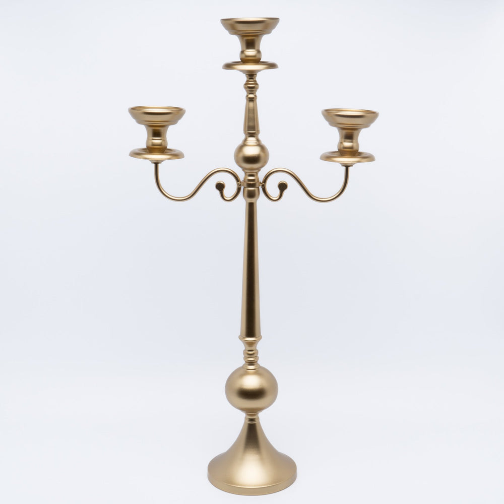 Candelabro in metallo Oro 39X15X74 CM dallo stile raffinato, dotato di 3 bracci e da una base di supporto dalla forma larga per garantire maggiore stabilità alle candele. Perfetto per eventi, cerimonie, allestimenti, composizioni e complemento d'arredo. In vendita sullo shop di Silani.