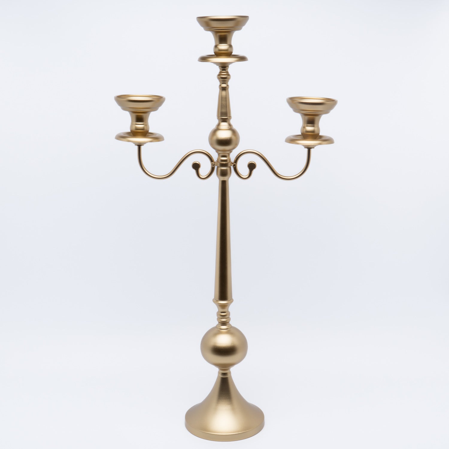 Candelabro in metallo Oro 39X15X74 CM dallo stile raffinato, dotato di 3 bracci e da una base di supporto dalla forma larga per garantire maggiore stabilità alle candele. Perfetto per eventi, cerimonie, allestimenti, composizioni e complemento d'arredo. In vendita sullo shop di Silani.