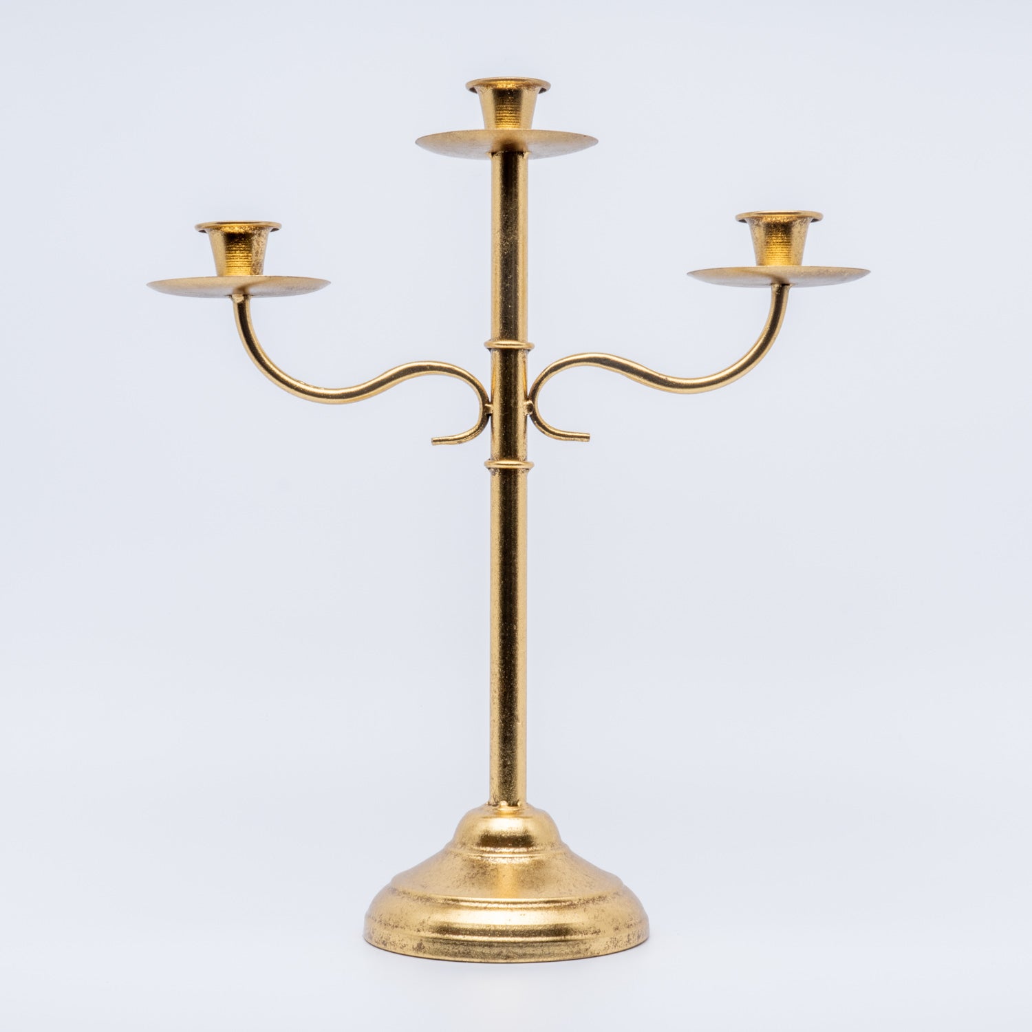 Candelabro Oro retro 38X16X46 CM dallo stile raffinato, dotato di 3 bracci e da una base di supporto dalla forma larga per garantire maggiore stabilità alle candele. Perfetto per eventi, cerimonie, allestimenti, composizioni e complemento d'arredo.  In vendita sullo shop di Silani.