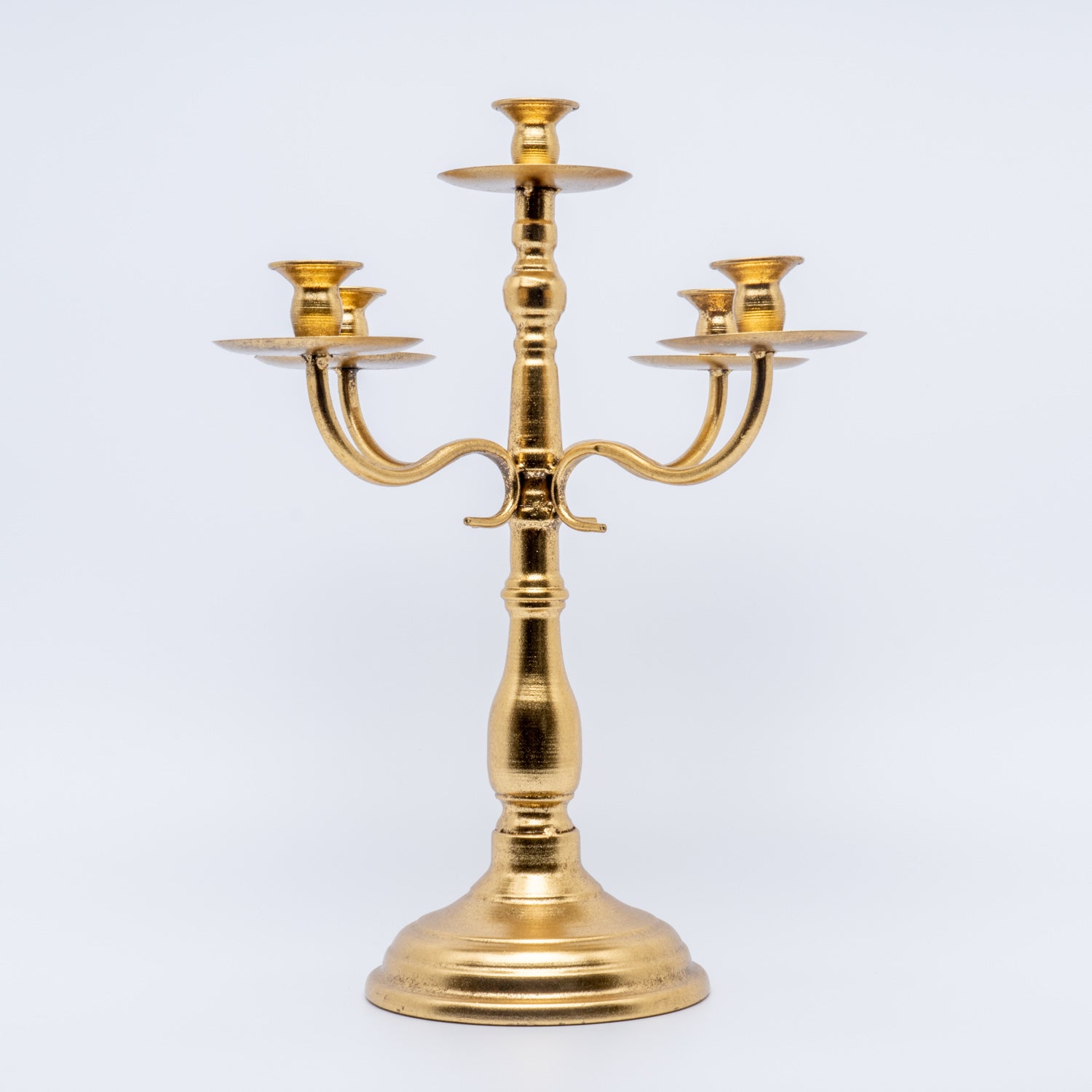 Candelabro Oro retro 39X39X45 CM dallo stile raffinato, dotato di 5 bracci e da una base di supporto dalla forma larga per garantire maggiore stabilità alle candele. Perfetto per eventi, cerimonie, allestimenti, composizioni e complemento d'arredo. In vendita sullo shop di Silani.