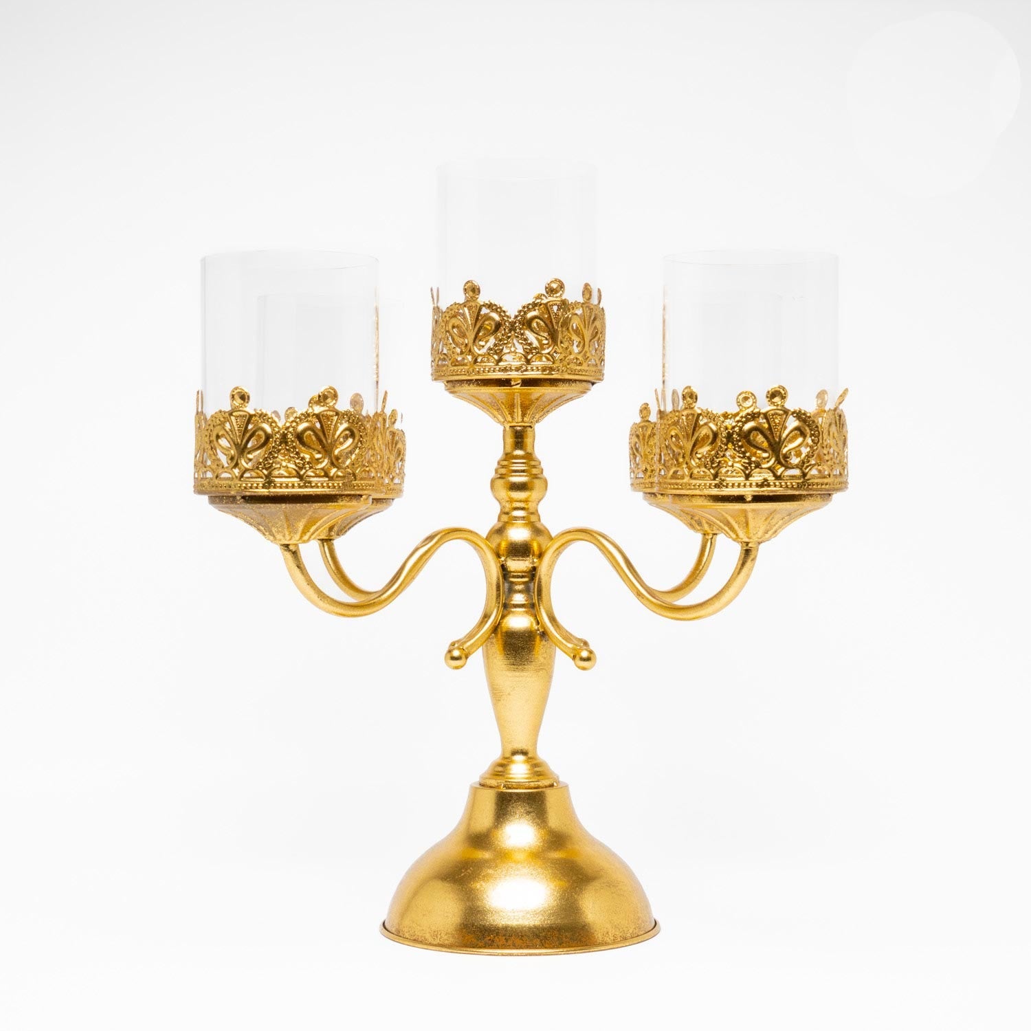 Candelabro 5 Bracci Retrò Oro 36X47CM dallo stile raffinato, dotato di 5 bracci e da una base di supporto dalla forma larga per garantire maggiore stabilità alle candele. Perfetto per eventi, cerimonie, allestimenti, composizioni e complemento d'arredo. Scopri i nostri articoli su Silani Srl.