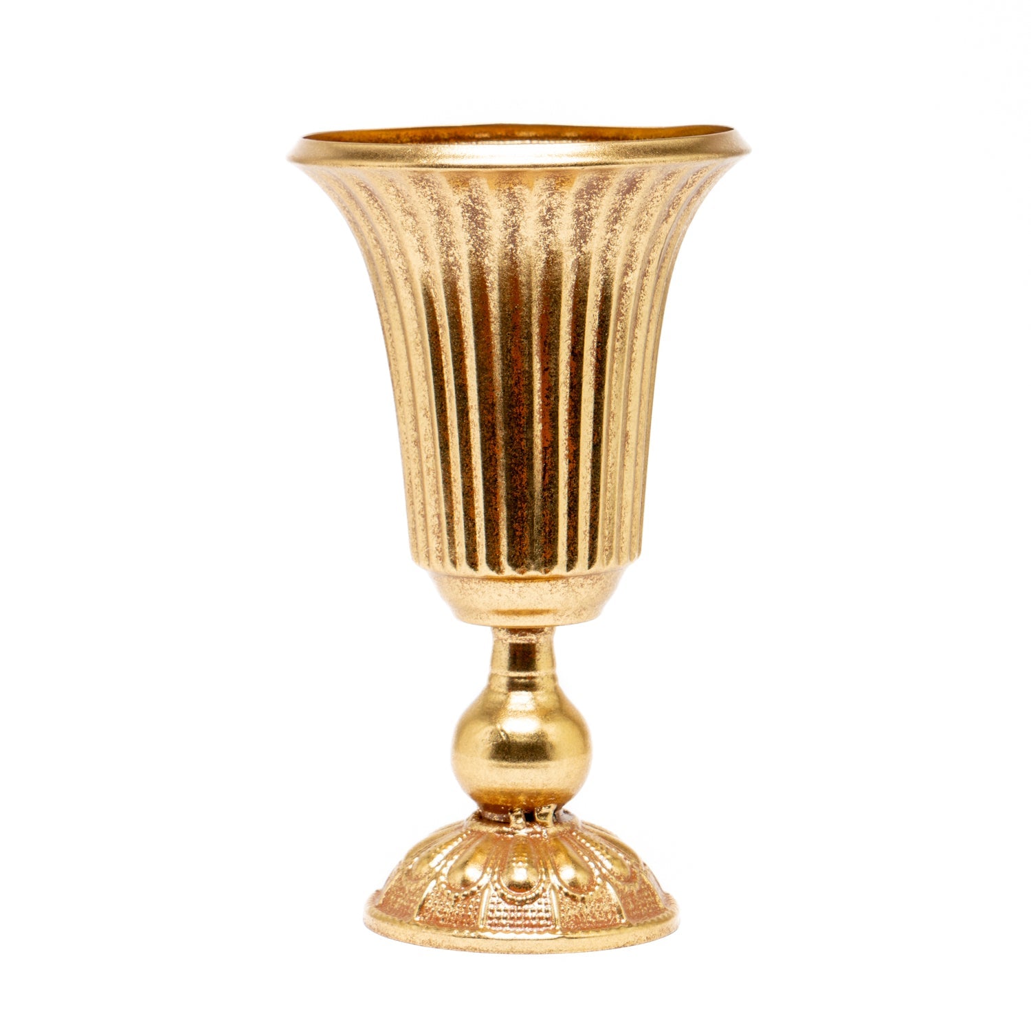 Vaso Retrò Oro 15X25CM. Accessorio in metallo dallo stile retrò e sfarzoso. Adatto per più occasioni e utilizzabile per tutti i tipi di eventi o complemento d'arredo. Ottimo per la creazione di composizioni floreali artificiali. Può essere come semplice centro tavola per casa. Scopri i nostri articoli su Silani Srl.