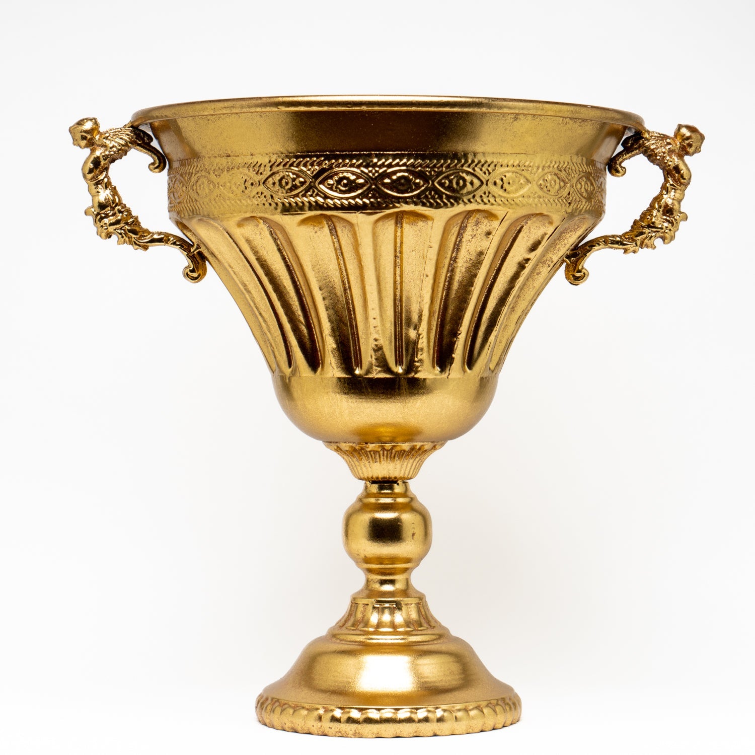 Vaso Coppa Grande Retrò Oro 46X45CM. Capace di valorizzare ogni ambiente che lo circonda. Può essere utilizzato per accentuare ingressi e tavoli per eventi, per creare composizioni floreali artificiali, lungo corridoi, allestimenti scenografici, soggiorno, hotel. Scopri i nostri articoli su Silani Srl.