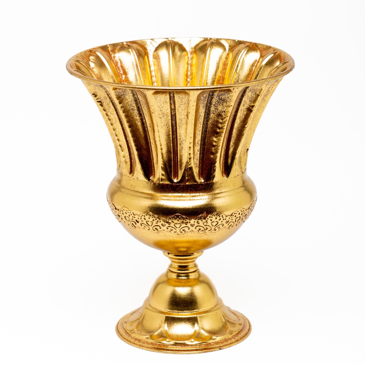 Vaso Coppa Grande Retrò Oro 27X33CM. Capace di valorizzare ogni ambiente che lo circonda. Può essere utilizzato per accentuare ingressi e tavoli per eventi, per creare composizioni floreali artificiali, lungo corridoi, allestimenti scenografici, soggiorno, hotel. Scopri i nostri articoli su Silani Srl.