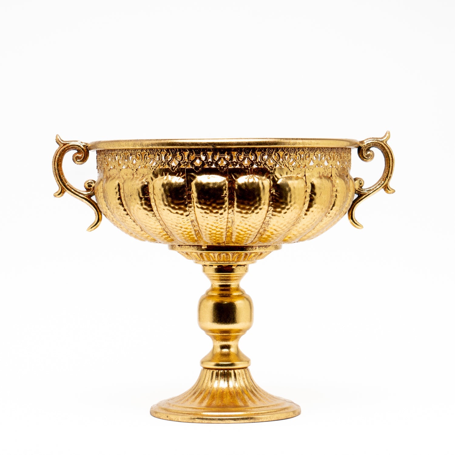 Vaso Coppa Grande Retrò Oro 40X32CM. Capace di valorizzare ogni ambiente che lo circonda. Può essere utilizzato per accentuare ingressi e tavoli per eventi, per creare composizioni floreali artificiali, lungo corridoi, allestimenti scenografici, soggiorno, hotel. Scopri i nostri articoli su Silani Srl.