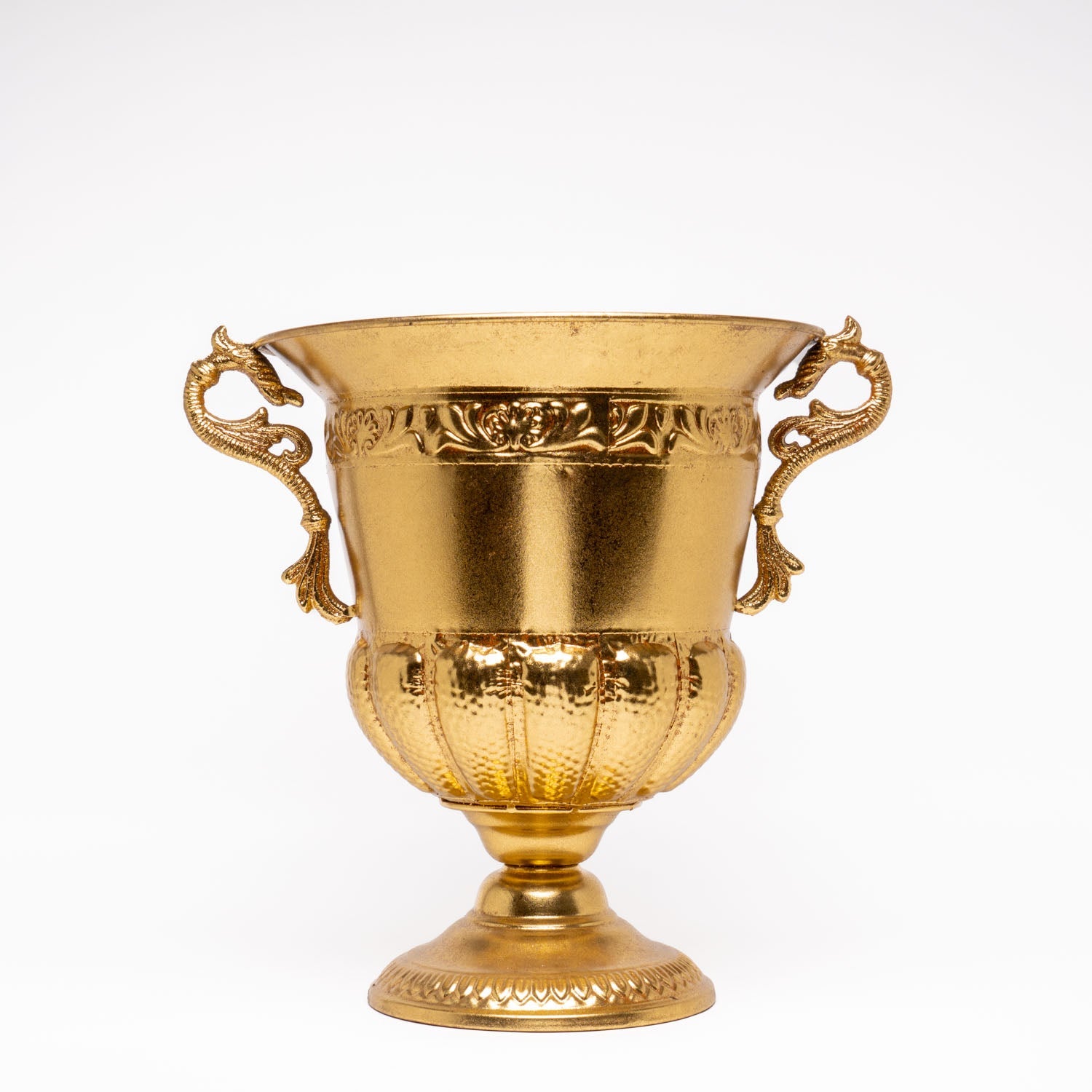 Vaso Manici Retrò Oro 38X39CM. Capace di valorizzare ogni ambiente che lo circonda. Può essere utilizzato per accentuare ingressi e tavoli per eventi, per creare composizioni floreali artificiali, lungo corridoi, allestimenti scenografici, soggiorno, hotel. Scopri i nostri articoli su Silani Srl.