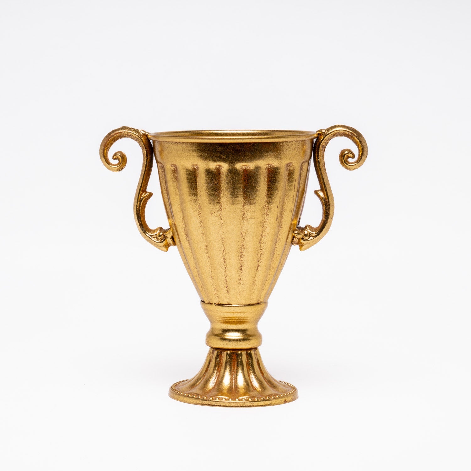 Vaso Rigato Manici Retrò Oro 20X21CM, dotato di base d'appoggio dalle rifiniture rigate e manici laterali. Un modo semplice per aggiungere un tocco di stile ed eleganza ad ogni contesto d'uso. Scopri i nostri articoli sullo shop di Silani Srl.