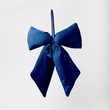 Fiocco in velluto blu di dimensioni 27x34cm. Grazie al gancio, può essere utilizzato come addobbo per albero di Natale, fuori porta, decorazione per feste ed eventi, ferma busta, segnaposto, bomboniera. In vendita sullo shop di Silani.